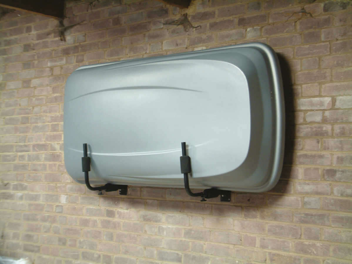 Roof box top wall brackets
